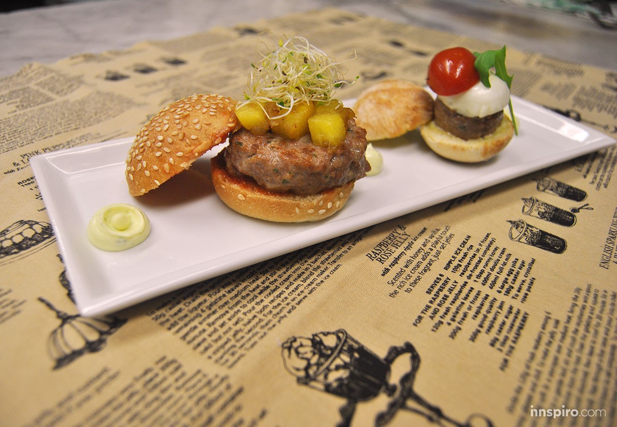 Mediterranean Burguer con mahonesa de albahaca y Trópico Burguer, con piña salteada, ketchup casero y germinados