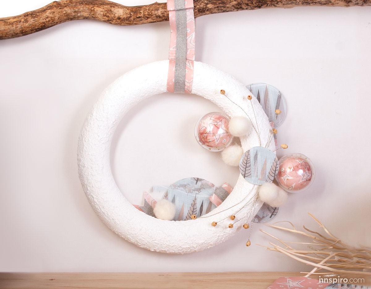 Cómo crear una corona de Navidad de porex y bolas