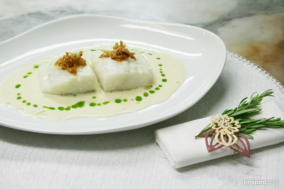 Bacalao confitado, crema de puerros al cava y crujiente de cebolla