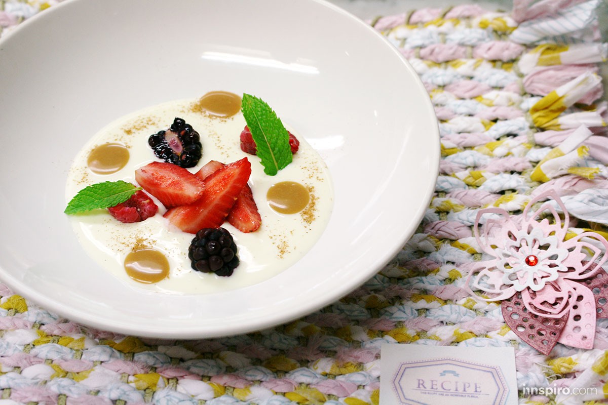 Crema fría de chocolate blanco y yogur, toffee de Baileys, frutos rojos y especias