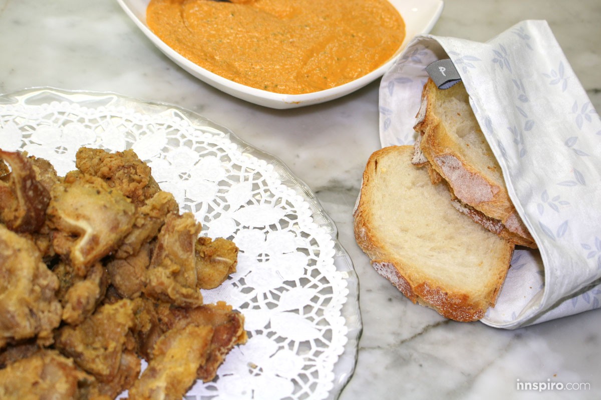 Oreja de cerdo estilo Kentucky con salbitxada de Tarragona