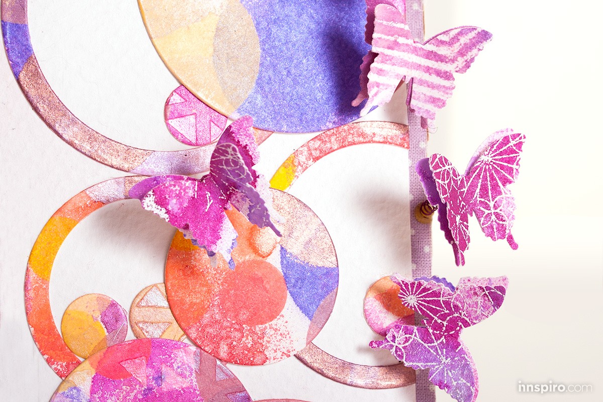 Proyecto de scrap y mixed media con tintas en spray, mariposas y altas dosis de color