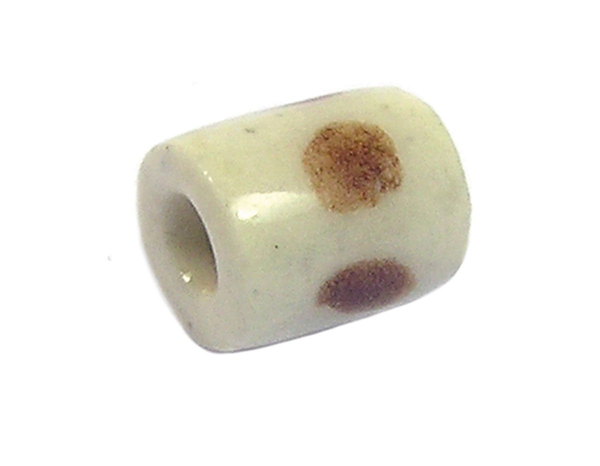 213569 Z213569 Cuenta ceramica cilindro esmaltada blanca con puntos marrones Innspiro