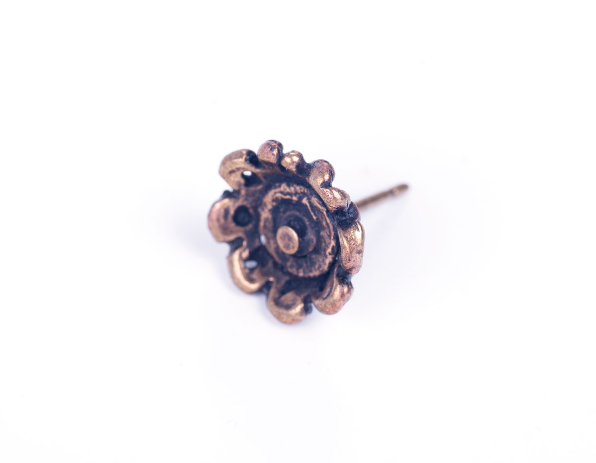 31648 Z31648 Boucle d oreilles metallique zamak fleur avec relief dore vieilli Innspiro