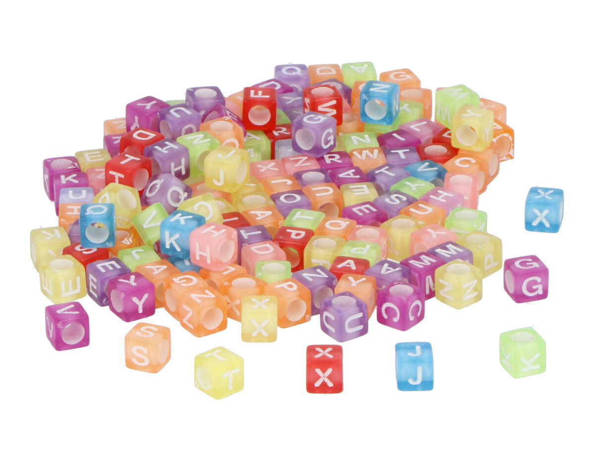 99630 Perles plastique cubes lettres transparentes coloris assorties 6mm trou 3mm 1000u aprox En bocal Innspiro