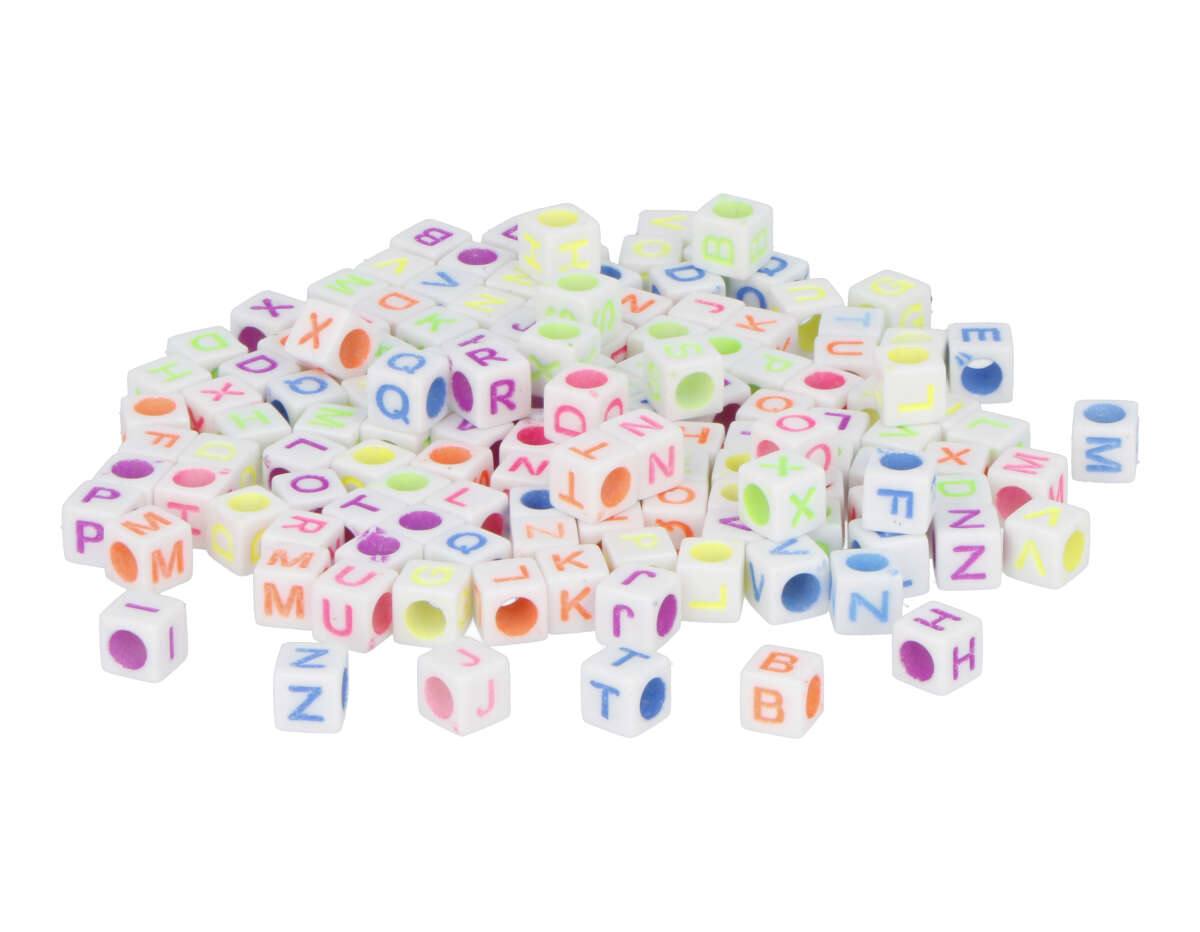 99632 Perles plastique cubes lettres blanc coloris assorties diam 6mm trou 3mm 1000u aprox En bocal Innspiro