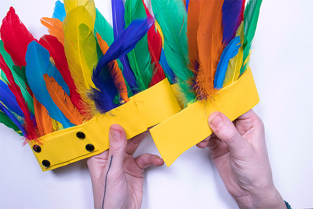 Corona de plumas de indio DIY para niños - CharHadas