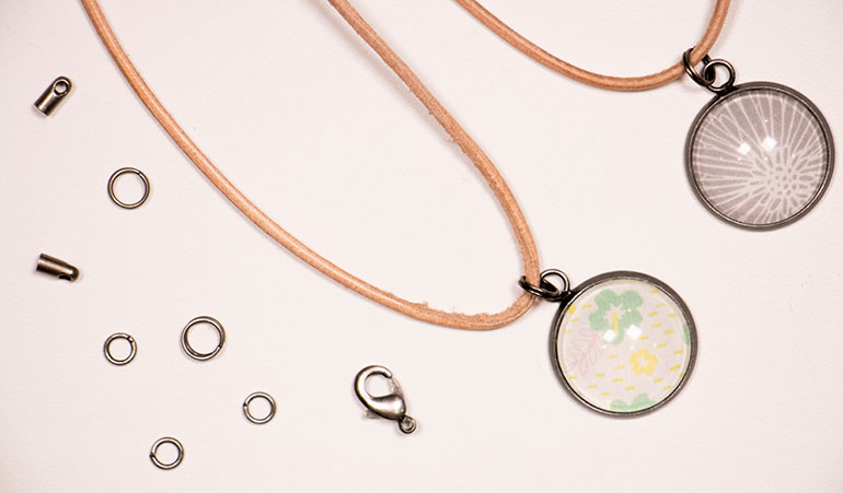 En este tutorial realizaremos un collar con terminales para hilo de 1'5 mm, anillas simples y las fantásticas anillas dobles.