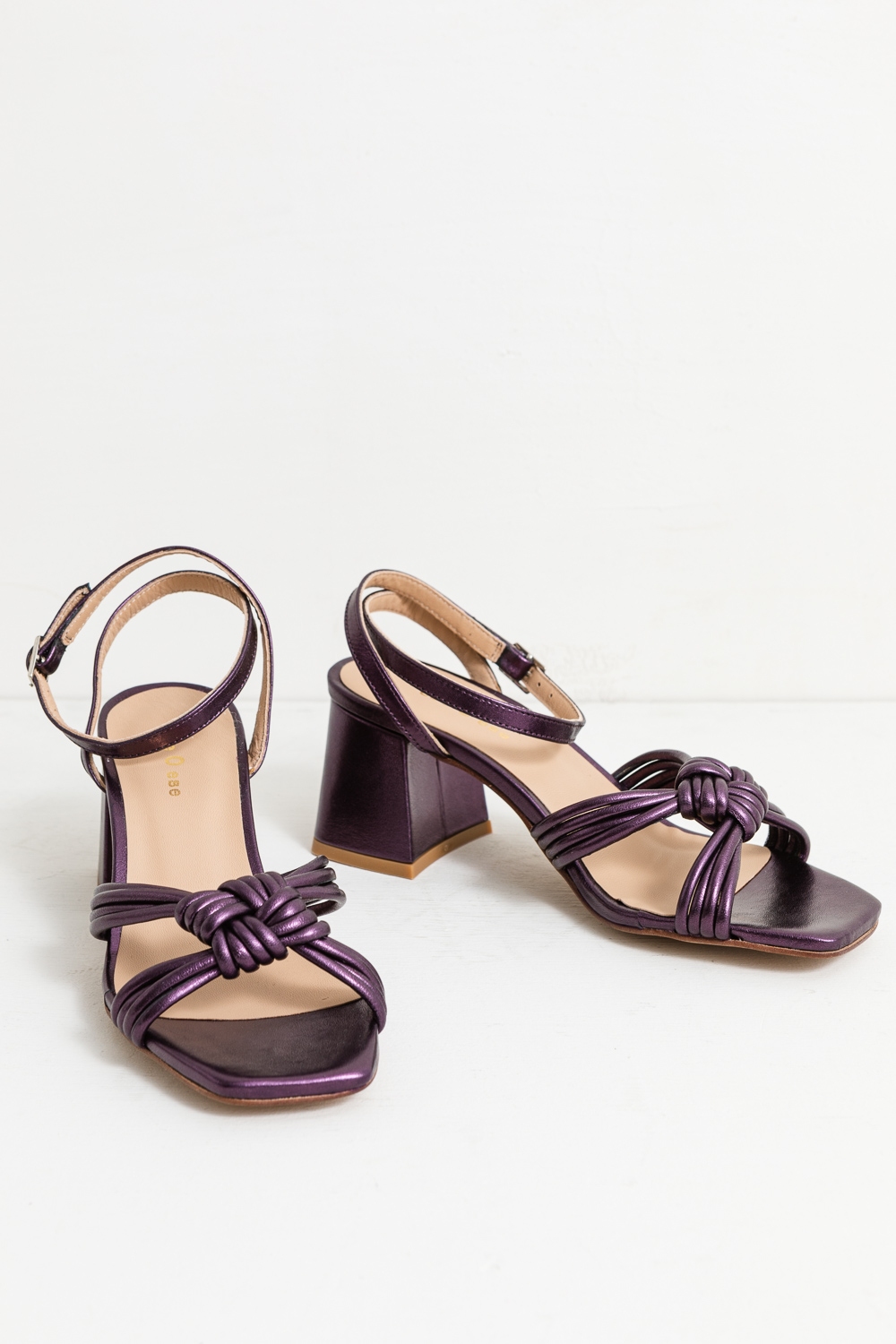 Ardiente etiqueta Pero sandalia tacón nudo violeta