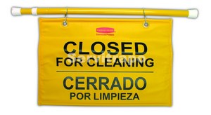 Cartel de seguridad colgante multilingüe con símbolo de “Cerrado por limpieza”