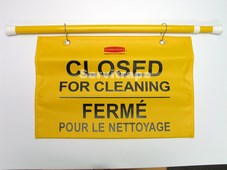 Cartel de seguridad colgante multilingüe con símbolo de “Cerrado por limpieza”