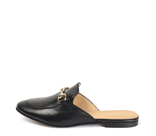 Ref. 5441 Mule piel negro con detalle metalizado dorado en la parte  delantera. Plantilla de piel.