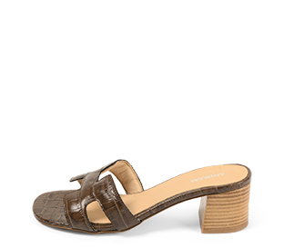Ref. 5448 Sandalia piel cuero con grabado coco destalonada. Altura tacón 5  cm y sin plataforma delantera.