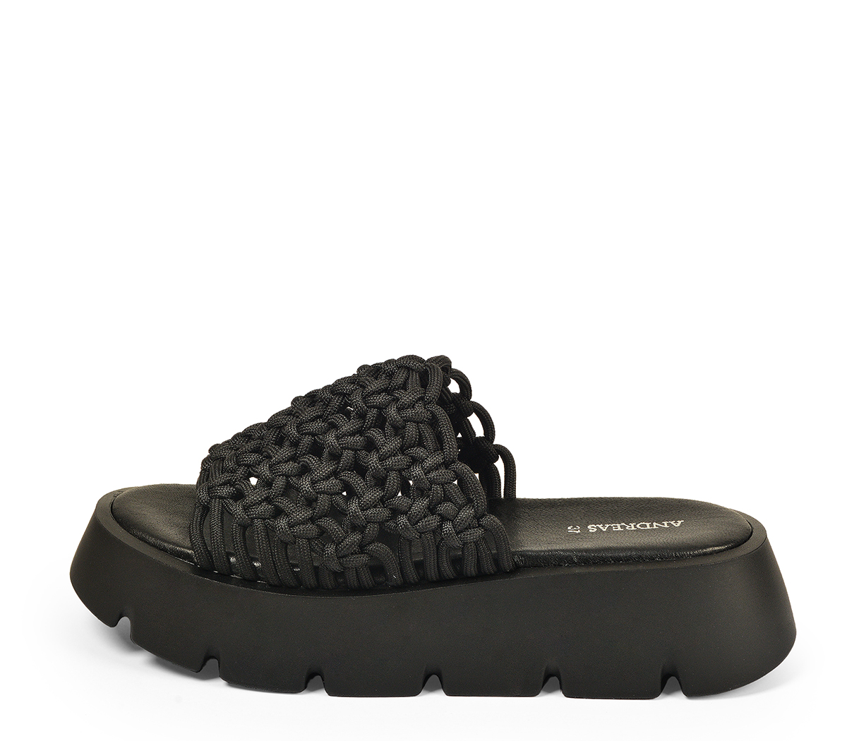 Ref. 5458 Sandalia tela negra con pala trenzada. Plataforma trasera de 5 cm  y plataforma delantera