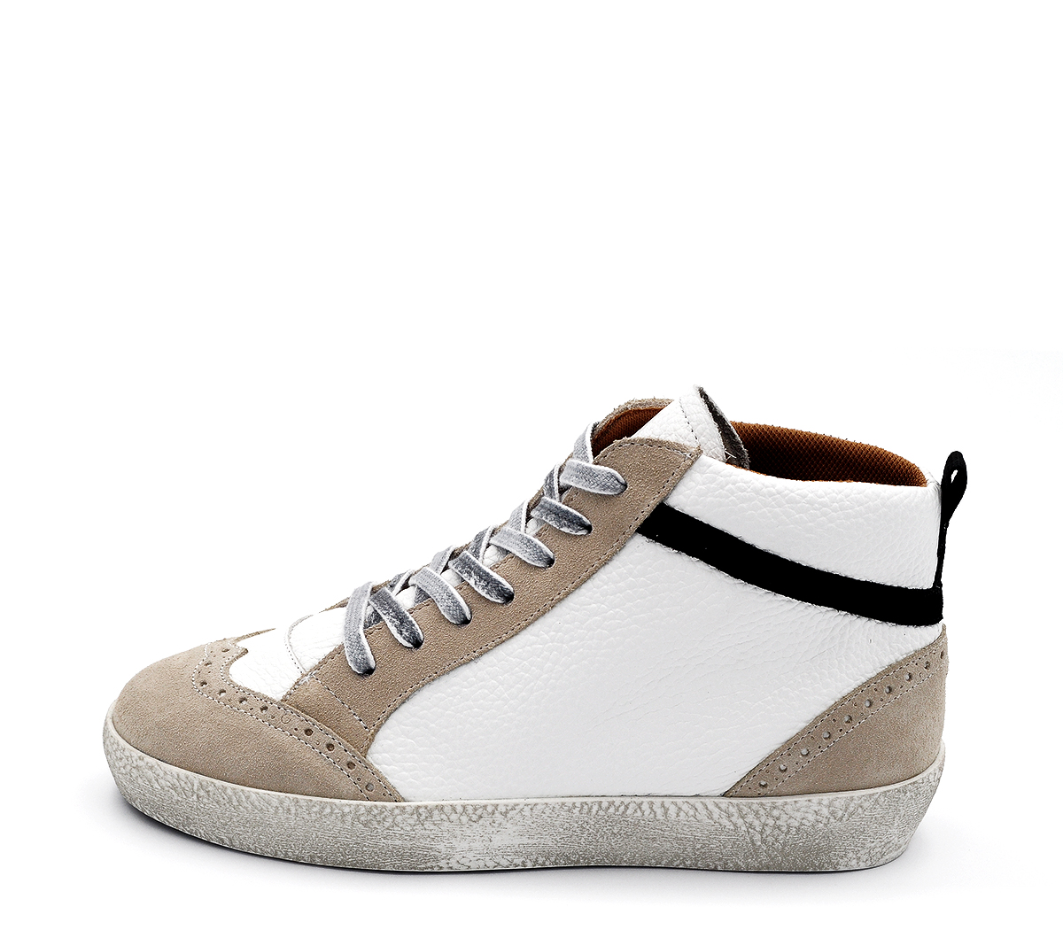 Ref. 6163 Sneaker piel blanca combinada con serraje beige y detalle trasero en negro. Plataforma de 2.5 cm. Plantilla anatomica con cuña de 2 cm.