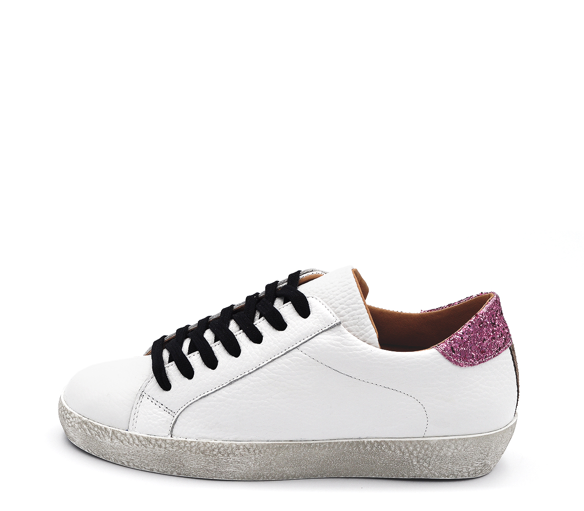 Ref. 6173 Sneaker piel blanca con detalle trasero glitter rosa.Cordones negros. Plataforma de 2.5 cm. Plantilla anatomica con cuña de 2 cm.