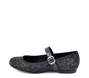 Ref. 6423 Mercedita glitter negro con detalle tira en el empeine en charol negro. Hebilla lateral plateada.