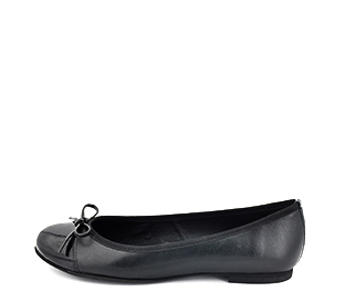 Ref. 6424 Manoletina piel negra con detalle puntera y lazo en charol negro.