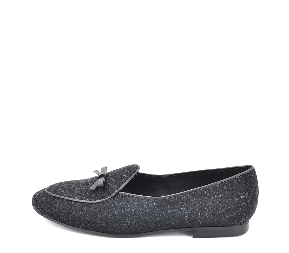 Ref. 6437 Zapato franela gris con detalle lazo negro en la pala. Interior de piel.