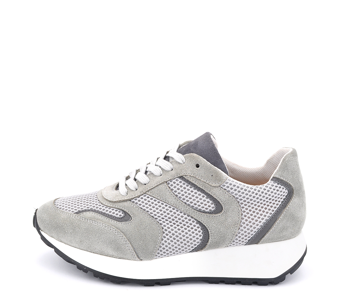 Ref. 6444 Sneaker serraje gris combinada en diferentes materiales. Cierre mediante cordones. Altura plataforma trasera 3 cm