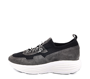 Ref. 6467 Sneaker serraje gris oscuro combinado con tela negra. Cordones decorativos. Suela blanca. Altura plataforma trasera 5 cm y plataforma delantera 3 cm.