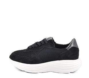 Ref. 6469 Sneaker serraje negro combinado con tela. Suela blanca. Altura plataforma trasera 5 cm y plataforma delantera 3 cm.