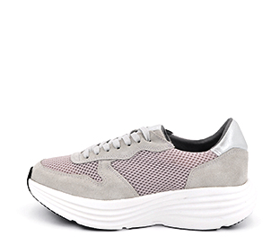 Ref. 6470 Sneaker serraje gris combinado con tela. Suela blanca. Altura plataforma trasera 5 cm y plataforma delantera 3 cm.