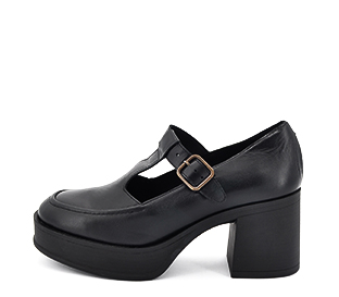 Ref. 6479 Zapato piel negro con detalle hebilla lateral y cinta en el empeine. Altura tacón 7.5 cm y plataforma delantera 3.5 cm.